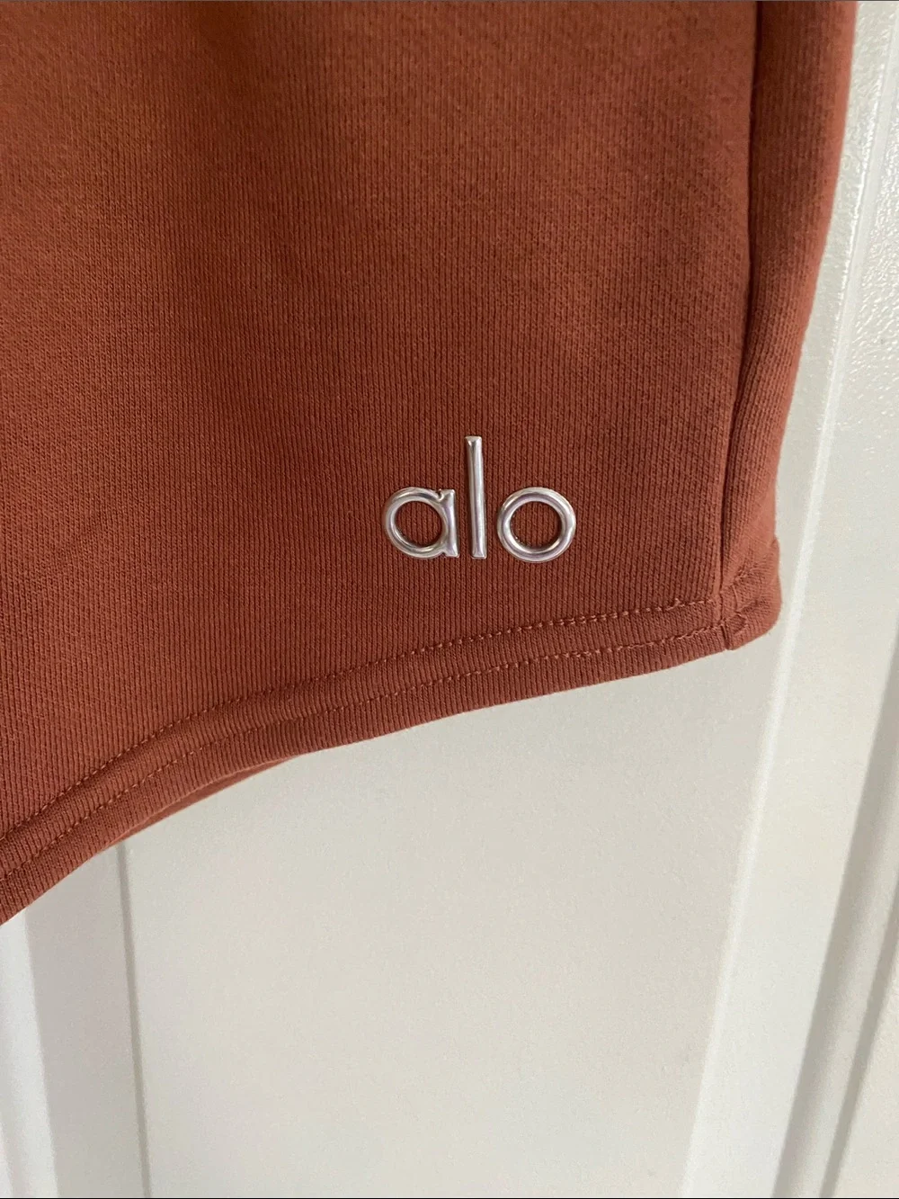 Alo Yoga High-Waist Accolade Sweatshirt Skirt in Rust
